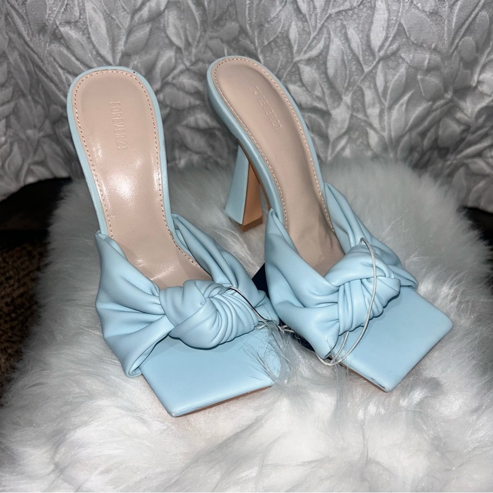 Blue open tod bow heels size 6